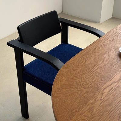 Traditioneller französischer quadratischer Massivholzrahmen Stoff Esszimmerstuhl mit gebogenem Armlehnenrücken für das Esszimmer 