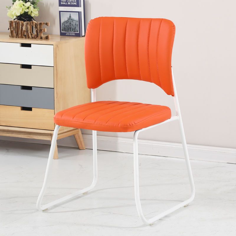 Taburete de tocador apilable con respaldo de cuero escandinavo contemporáneo y estructura de acero al carbono para dormitorio 