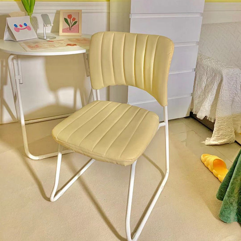 Taburete de tocador apilable con respaldo de cuero escandinavo contemporáneo y estructura de acero al carbono para dormitorio 