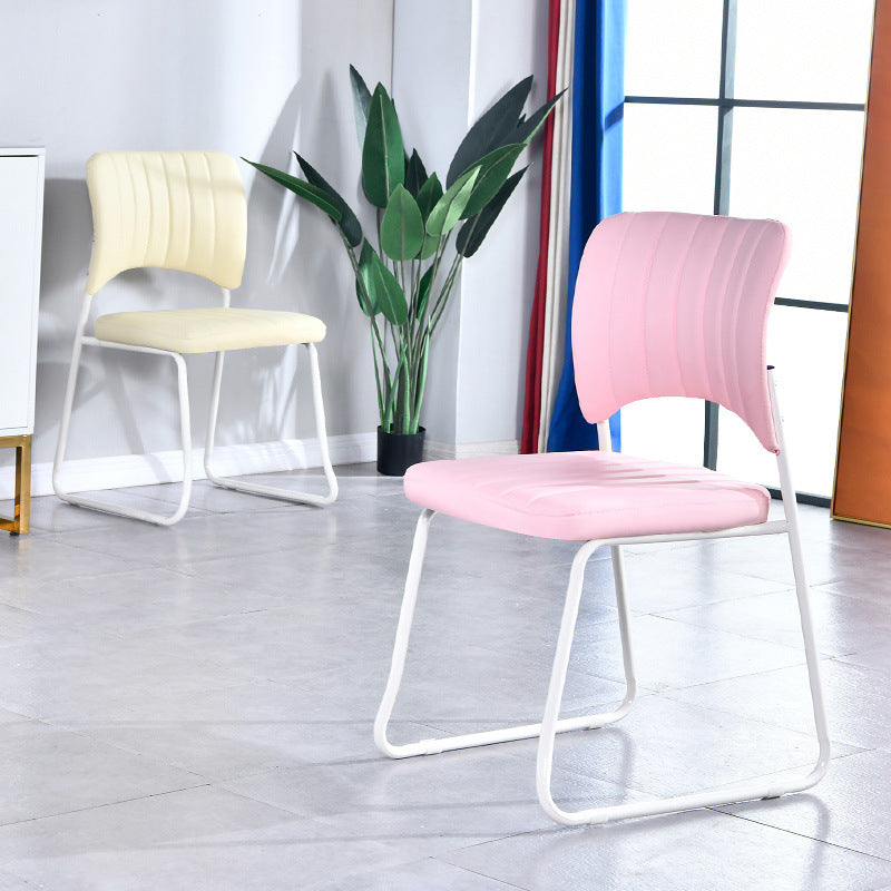 Taburete de tocador apilable con respaldo de cuero escandinavo contemporáneo y estructura de acero al carbono para dormitorio 