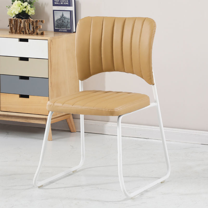 Taburete de tocador apilable con respaldo de cuero escandinavo contemporáneo y estructura de acero al carbono para dormitorio 