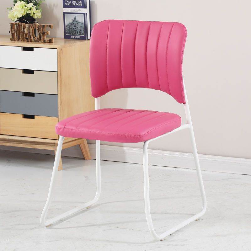 Taburete de tocador apilable con respaldo de cuero escandinavo contemporáneo y estructura de acero al carbono para dormitorio 