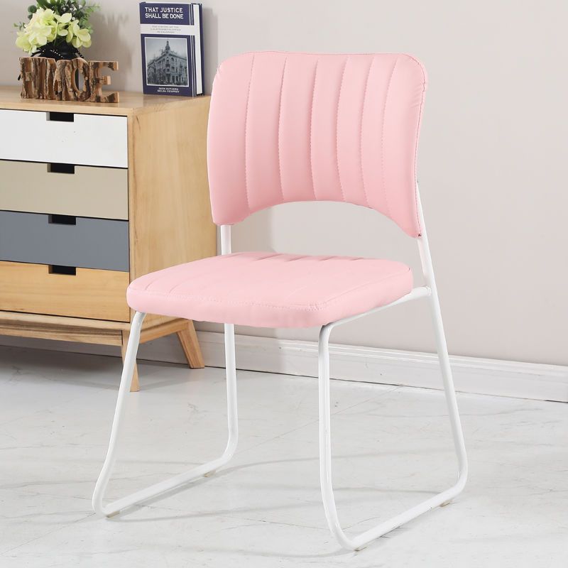 Taburete de tocador apilable con respaldo de cuero escandinavo contemporáneo y estructura de acero al carbono para dormitorio 