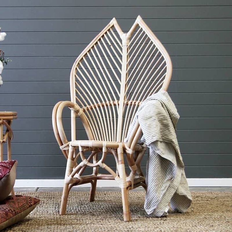 Zeitgenössischer Boho handgefertigter Rattan-Loungesessel Patio-Stuhl Bananenblatt Rückenlehne Armlehne für Balkon 