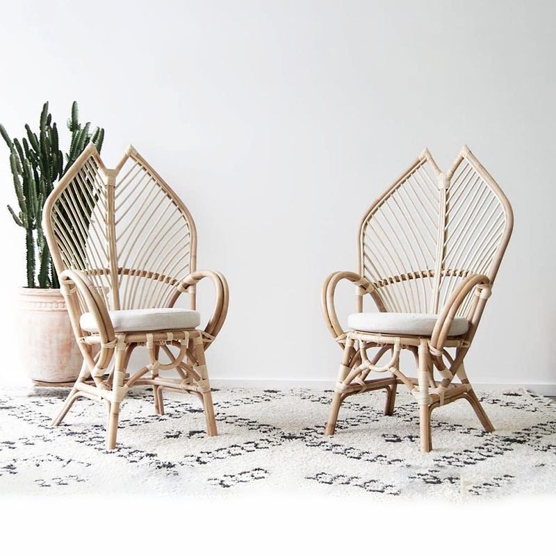 Zeitgenössischer Boho handgefertigter Rattan-Loungesessel Patio-Stuhl Bananenblatt Rückenlehne Armlehne für Balkon 