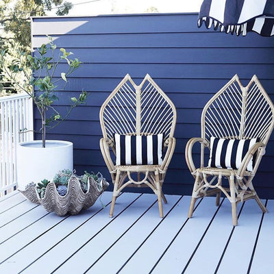 Zeitgenössischer Boho handgefertigter Rattan-Loungesessel Patio-Stuhl Bananenblatt Rückenlehne Armlehne für Balkon 