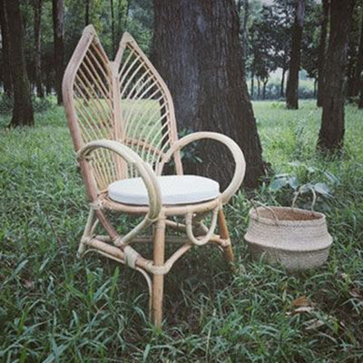 Zeitgenössischer Boho handgefertigter Rattan-Loungesessel Patio-Stuhl Bananenblatt Rückenlehne Armlehne für Balkon 