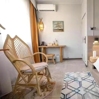 Zeitgenössischer Boho handgefertigter Rattan-Loungesessel Patio-Stuhl Bananenblatt Rückenlehne Armlehne für Balkon 