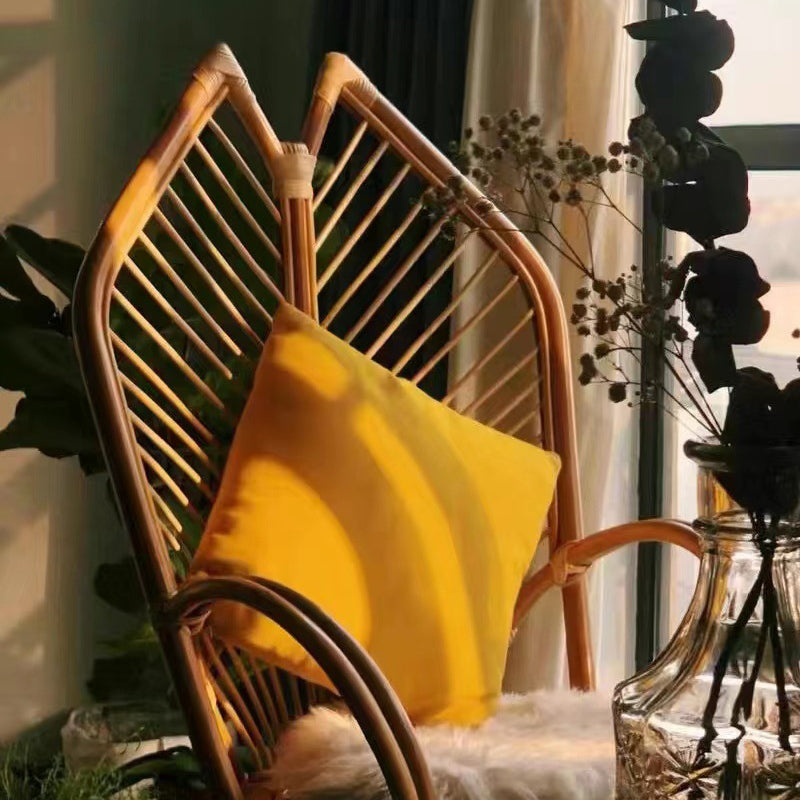 Zeitgenössischer Boho handgefertigter Rattan-Loungesessel Patio-Stuhl Bananenblatt Rückenlehne Armlehne für Balkon 