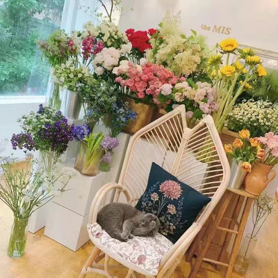 Zeitgenössischer Boho handgefertigter Rattan-Loungesessel Patio-Stuhl Bananenblatt Rückenlehne Armlehne für Balkon 