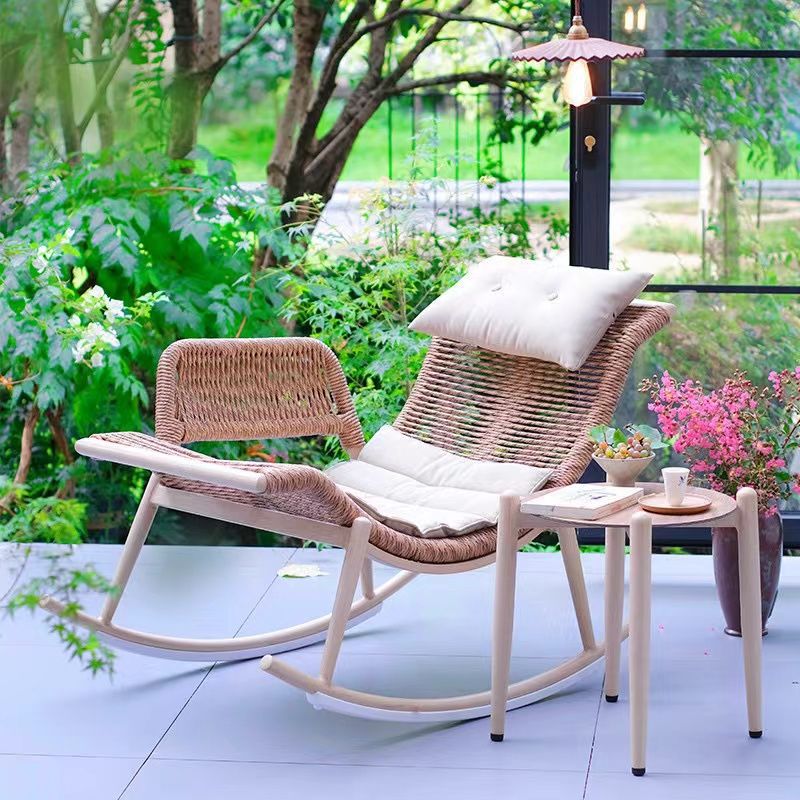 Zeitgenössischer Boho-Geschwungener PE-gewebter Rattan-Metallrahmen-Schaukelstuhl Terrassenstuhl Kopfstütze Fußstütze für Balkon 