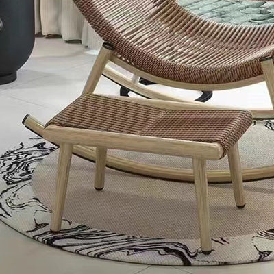 Zeitgenössischer Boho-Geschwungener PE-gewebter Rattan-Metallrahmen-Schaukelstuhl Terrassenstuhl Kopfstütze Fußstütze für Balkon 