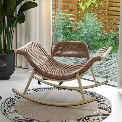 Zeitgenössischer Boho-Geschwungener PE-gewebter Rattan-Metallrahmen-Schaukelstuhl Terrassenstuhl Kopfstütze Fußstütze für Balkon 