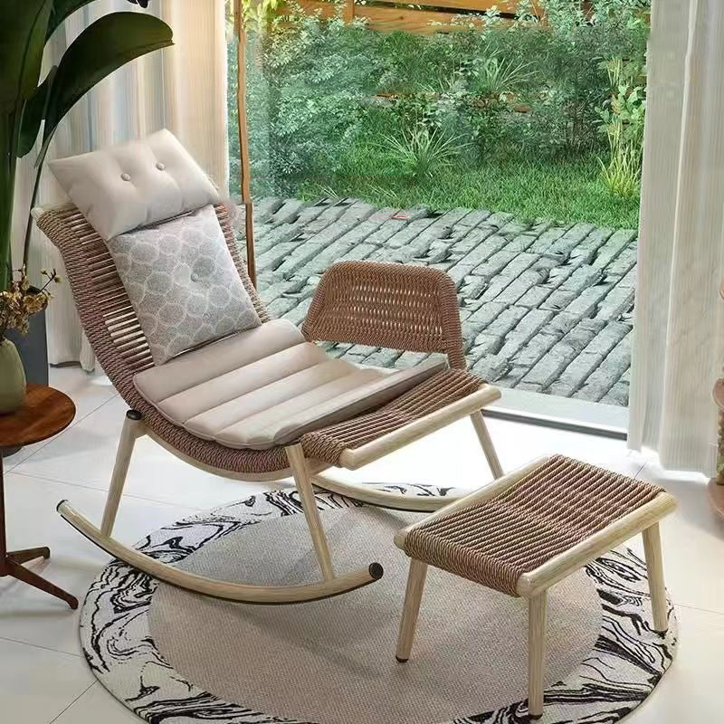 Zeitgenössischer Boho-Geschwungener PE-gewebter Rattan-Metallrahmen-Schaukelstuhl Terrassenstuhl Kopfstütze Fußstütze für Balkon 