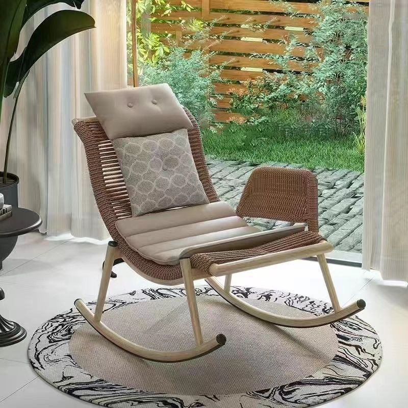 Zeitgenössischer Boho-Geschwungener PE-gewebter Rattan-Metallrahmen-Schaukelstuhl Terrassenstuhl Kopfstütze Fußstütze für Balkon 