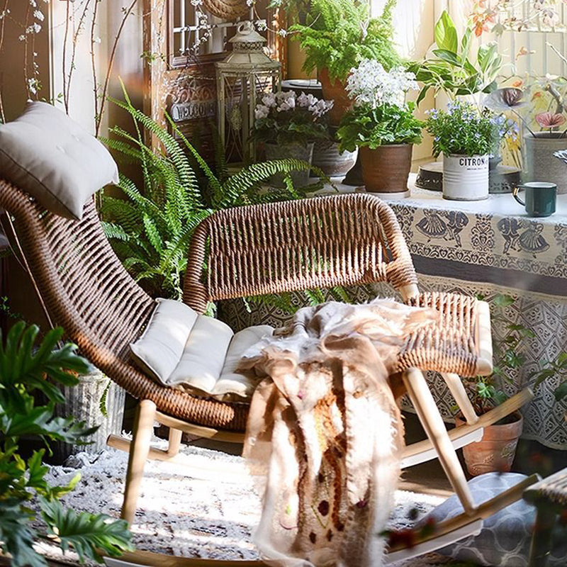 Zeitgenössischer Boho-Geschwungener PE-gewebter Rattan-Metallrahmen-Schaukelstuhl Terrassenstuhl Kopfstütze Fußstütze für Balkon 