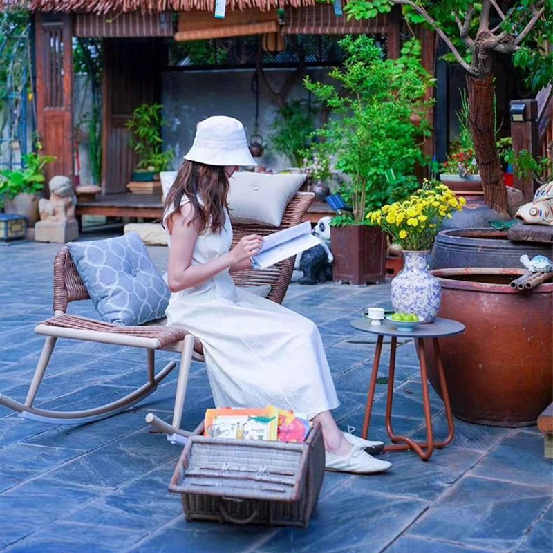 Zeitgenössischer Boho-Geschwungener PE-gewebter Rattan-Metallrahmen-Schaukelstuhl Terrassenstuhl Kopfstütze Fußstütze für Balkon 