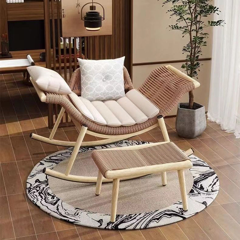 Zeitgenössischer Boho-Geschwungener PE-gewebter Rattan-Metallrahmen-Schaukelstuhl Terrassenstuhl Kopfstütze Fußstütze für Balkon 