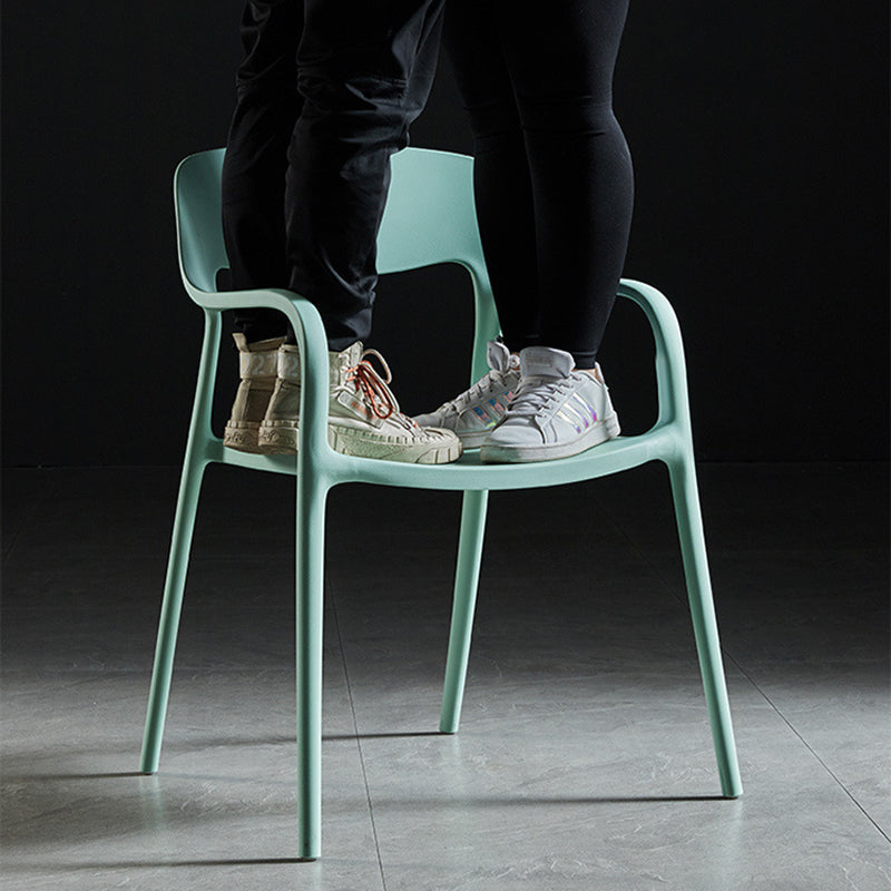 Chaise de salle à manger empilable en plastique carré nordique contemporaine avec dossier et accoudoir 