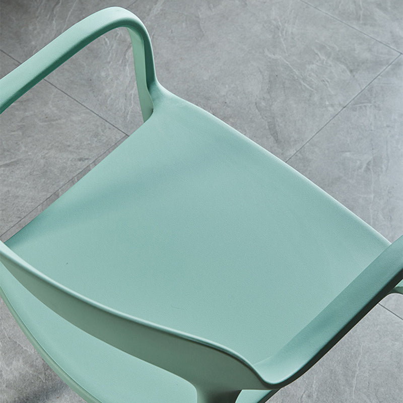 Chaise de salle à manger empilable en plastique carré nordique contemporaine avec dossier et accoudoir 