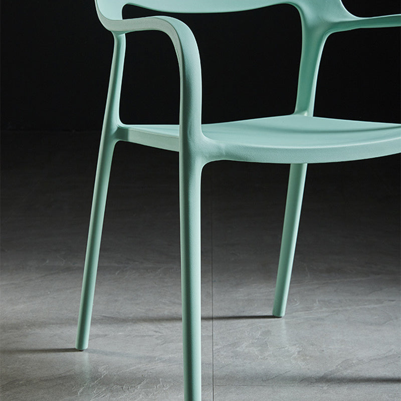 Chaise de salle à manger empilable en plastique carré nordique contemporaine avec dossier et accoudoir 