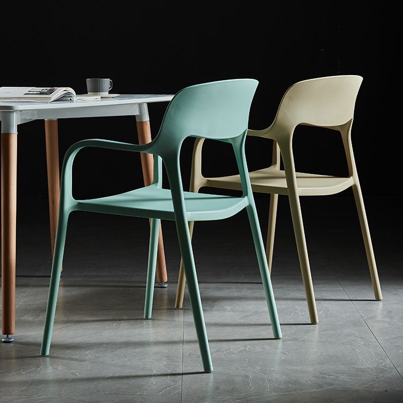 Chaise de salle à manger empilable en plastique carré nordique contemporaine avec dossier et accoudoir 
