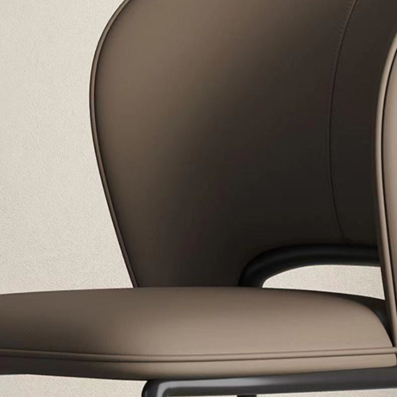 Silla de comedor escandinava contemporánea de cuero de microfibra cuadrada con respaldo de ala de acero al carbono para comedor 