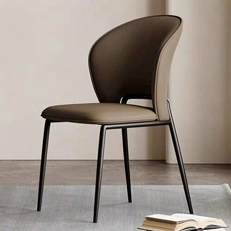 Silla de comedor escandinava contemporánea de cuero de microfibra cuadrada con respaldo de ala de acero al carbono para comedor 