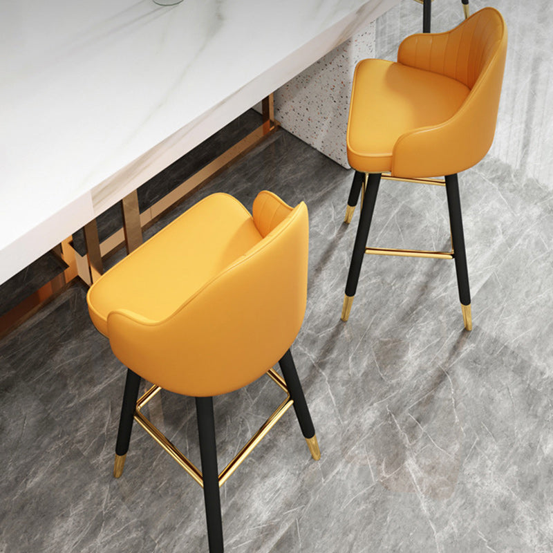 Taburete de bar de metal con asiento de cuero Nappa curvado de lujo contemporáneo, respaldo y reposapiés para comedor 