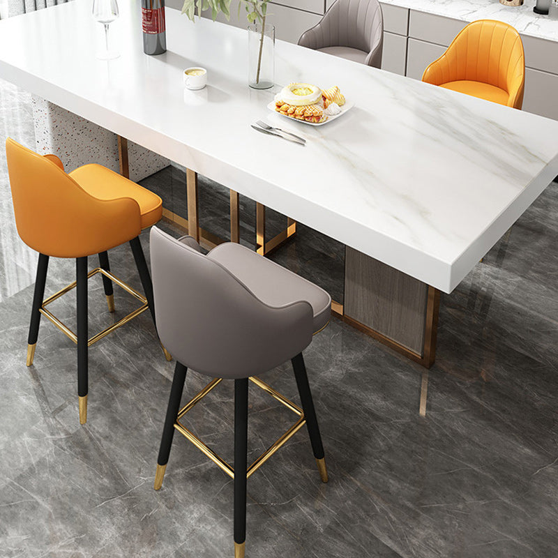 Taburete de bar de metal con asiento de cuero Nappa curvado de lujo contemporáneo, respaldo y reposapiés para comedor 
