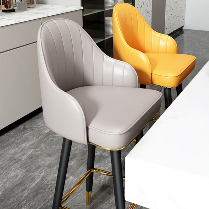 Taburete de bar de metal con asiento de cuero Nappa curvado de lujo contemporáneo, respaldo y reposapiés para comedor 