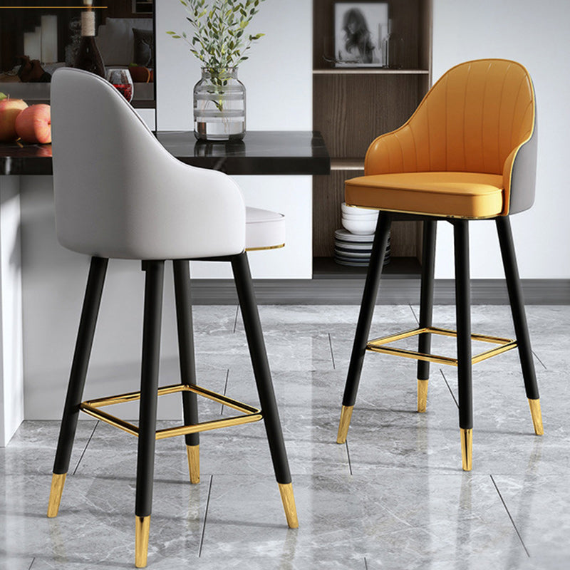 Taburete de bar de metal con asiento de cuero Nappa curvado de lujo contemporáneo, respaldo y reposapiés para comedor 