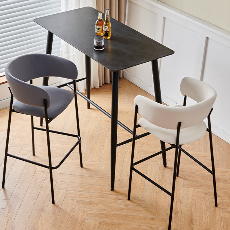 Tabouret de bar contemporain nordique incurvé en flanelle avec cadre en fer, dossier bas et repose-pieds pour salle à manger 