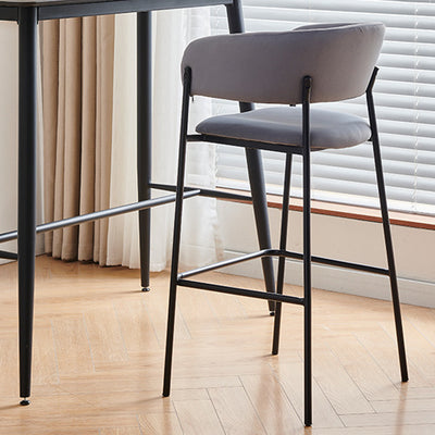 Tabouret de bar contemporain nordique incurvé en flanelle avec cadre en fer, dossier bas et repose-pieds pour salle à manger 
