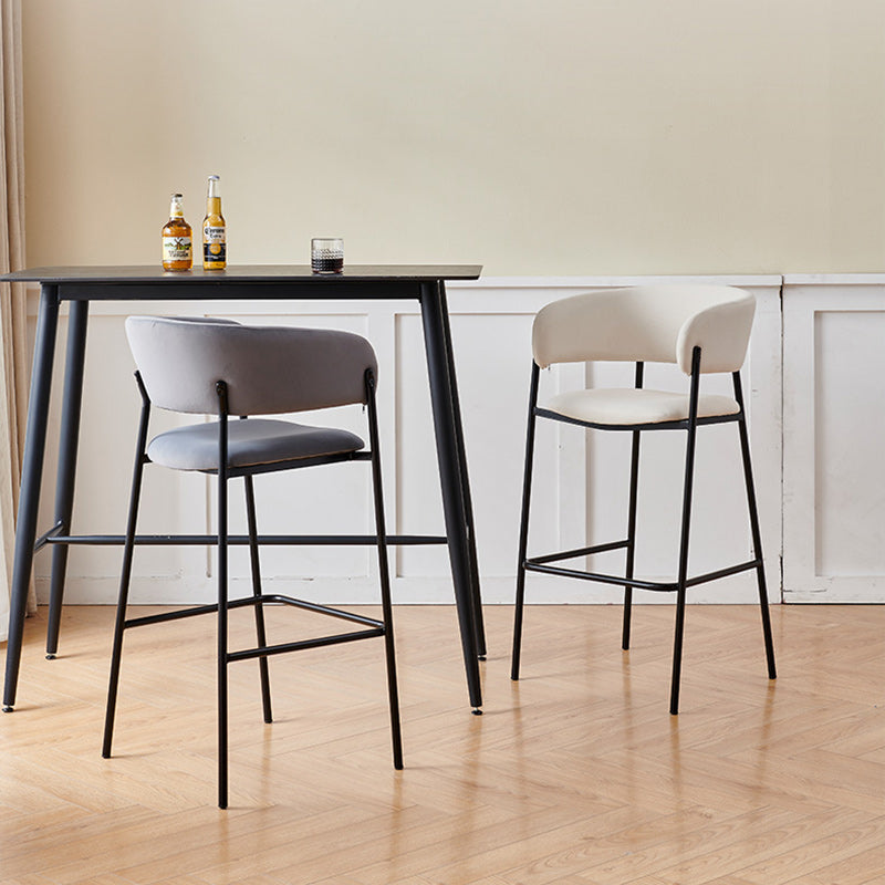 Tabouret de bar contemporain nordique incurvé en flanelle avec cadre en fer, dossier bas et repose-pieds pour salle à manger 