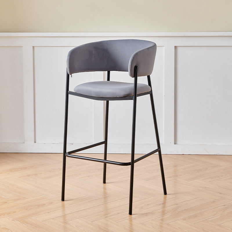 Tabouret de bar contemporain nordique incurvé en flanelle avec cadre en fer, dossier bas et repose-pieds pour salle à manger 