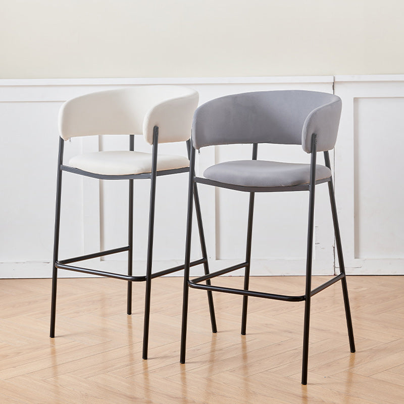 Tabouret de bar contemporain nordique incurvé en flanelle avec cadre en fer, dossier bas et repose-pieds pour salle à manger 