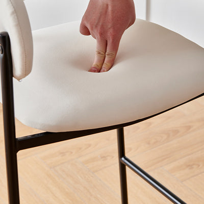 Tabouret de bar contemporain nordique incurvé en flanelle avec cadre en fer, dossier bas et repose-pieds pour salle à manger 