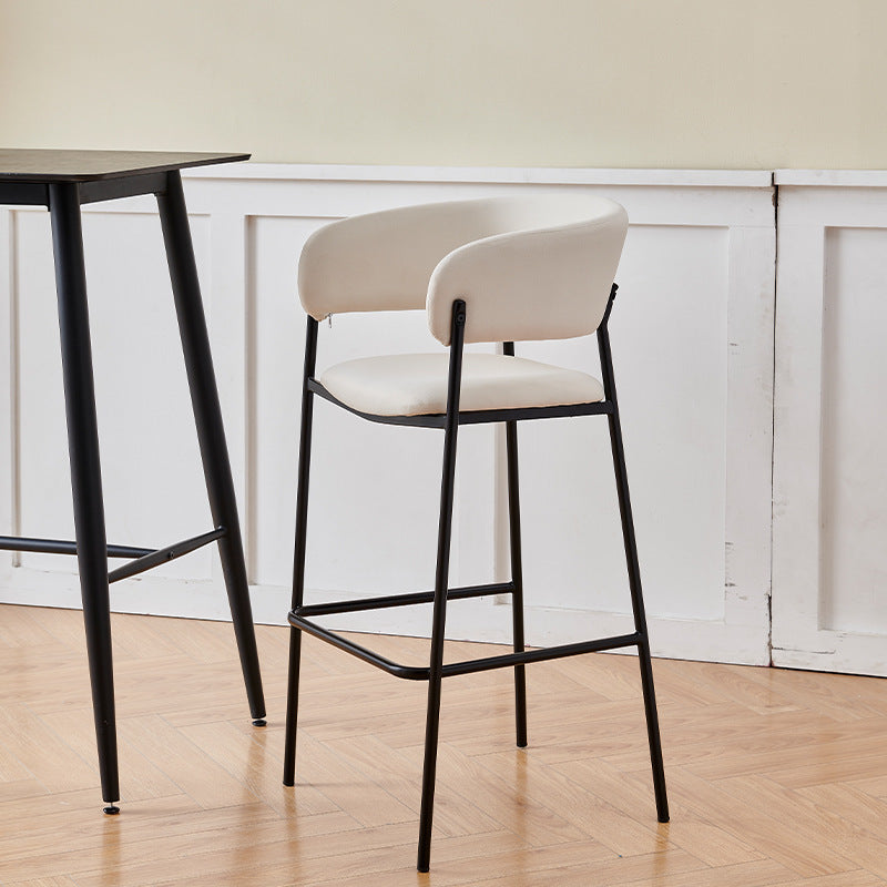 Tabouret de bar contemporain nordique incurvé en flanelle avec cadre en fer, dossier bas et repose-pieds pour salle à manger 