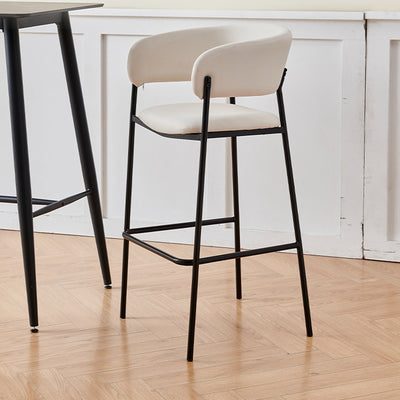 Tabouret de bar contemporain nordique incurvé en flanelle avec cadre en fer, dossier bas et repose-pieds pour salle à manger 