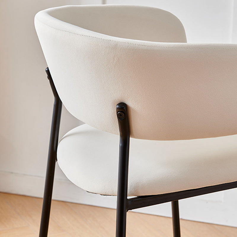 Tabouret de bar contemporain nordique incurvé en flanelle avec cadre en fer, dossier bas et repose-pieds pour salle à manger 
