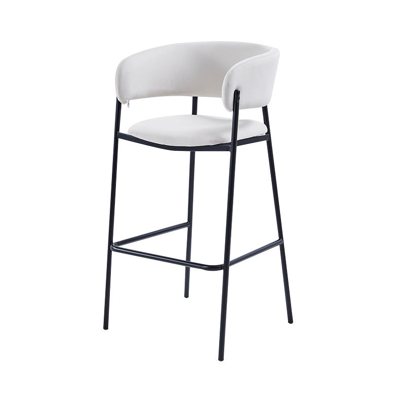 Tabouret de bar contemporain nordique incurvé en flanelle avec cadre en fer, dossier bas et repose-pieds pour salle à manger 