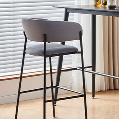 Tabouret de bar contemporain nordique incurvé en flanelle avec cadre en fer, dossier bas et repose-pieds pour salle à manger 