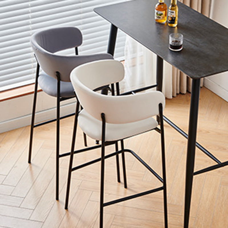 Tabouret de bar contemporain nordique incurvé en flanelle avec cadre en fer, dossier bas et repose-pieds pour salle à manger 