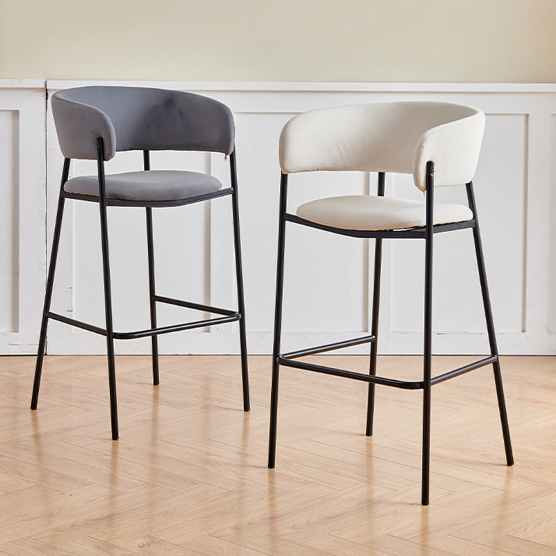 Tabouret de bar contemporain nordique incurvé en flanelle avec cadre en fer, dossier bas et repose-pieds pour salle à manger 