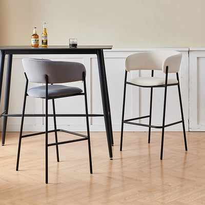 Tabouret de bar contemporain nordique incurvé en flanelle avec cadre en fer, dossier bas et repose-pieds pour salle à manger 