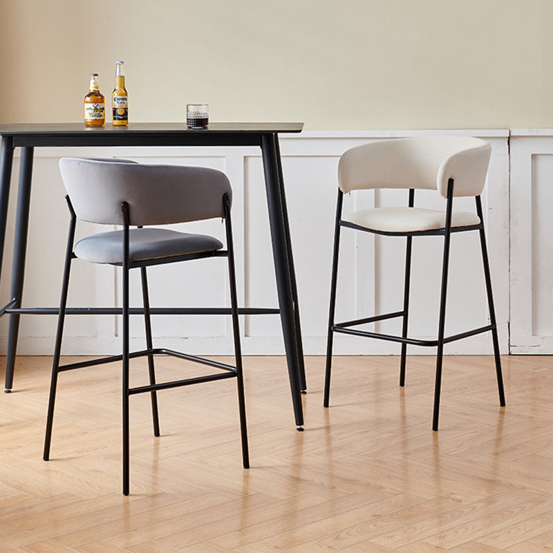 Tabouret de bar contemporain nordique incurvé en flanelle avec cadre en fer, dossier bas et repose-pieds pour salle à manger 