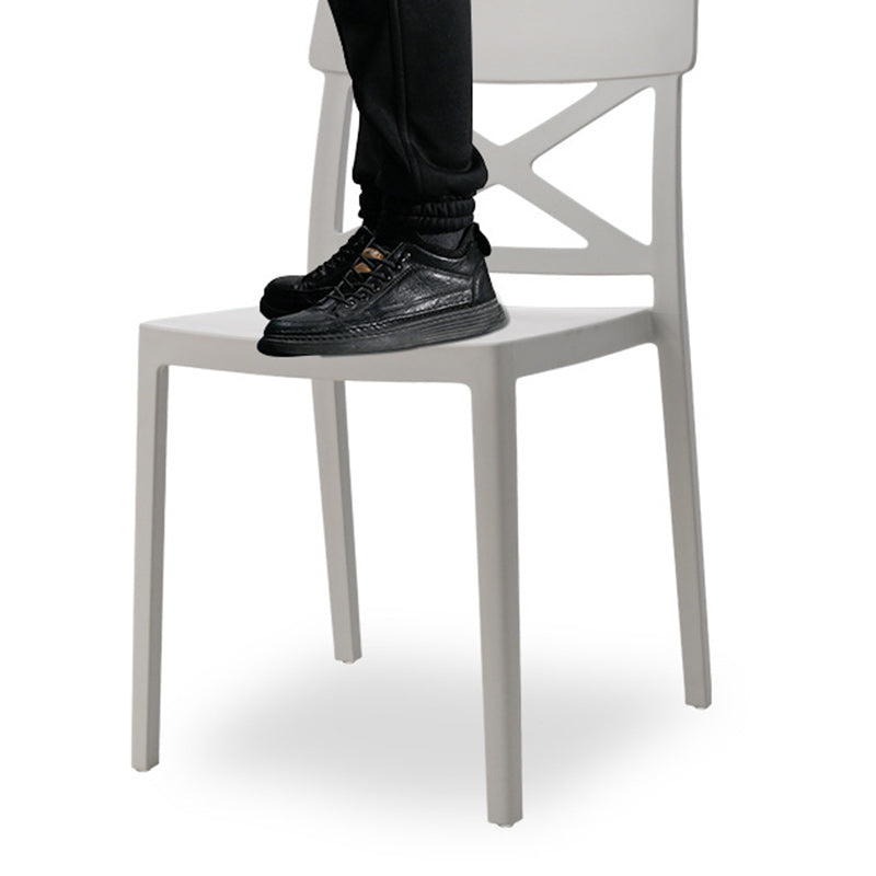 Silla de comedor apilable de plástico cuadrada de simplicidad moderna con respaldo sin brazos para comedor 