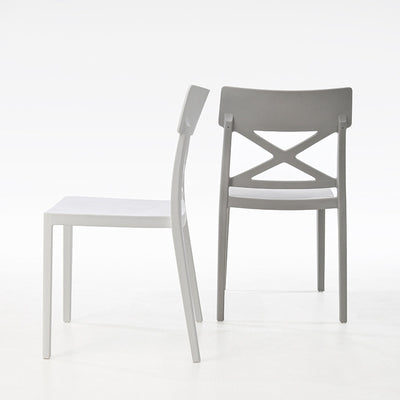Silla de comedor apilable de plástico cuadrada de simplicidad moderna con respaldo sin brazos para comedor 