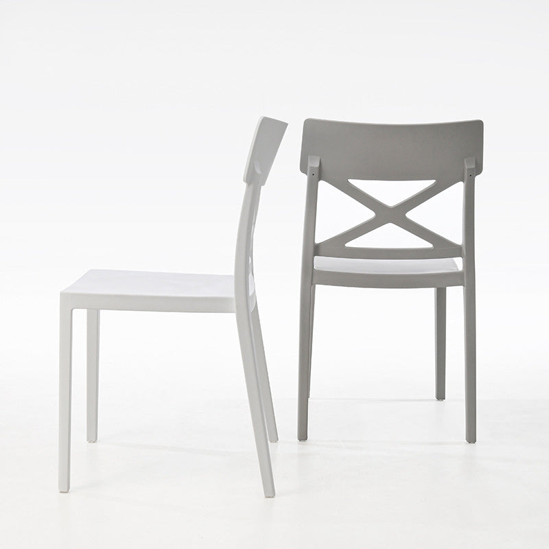 Silla de comedor apilable de plástico cuadrada de simplicidad moderna con respaldo sin brazos para comedor 